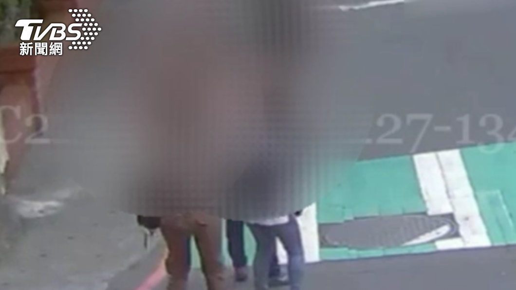 三個人從超商內拉扯到超商外。(圖/TVBS)