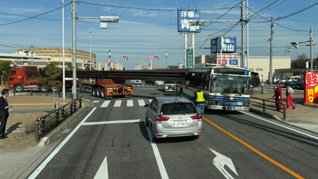 日本拖板車轉彎「鋼筋插進公車」 乘客嚇壞恐怖畫面曝