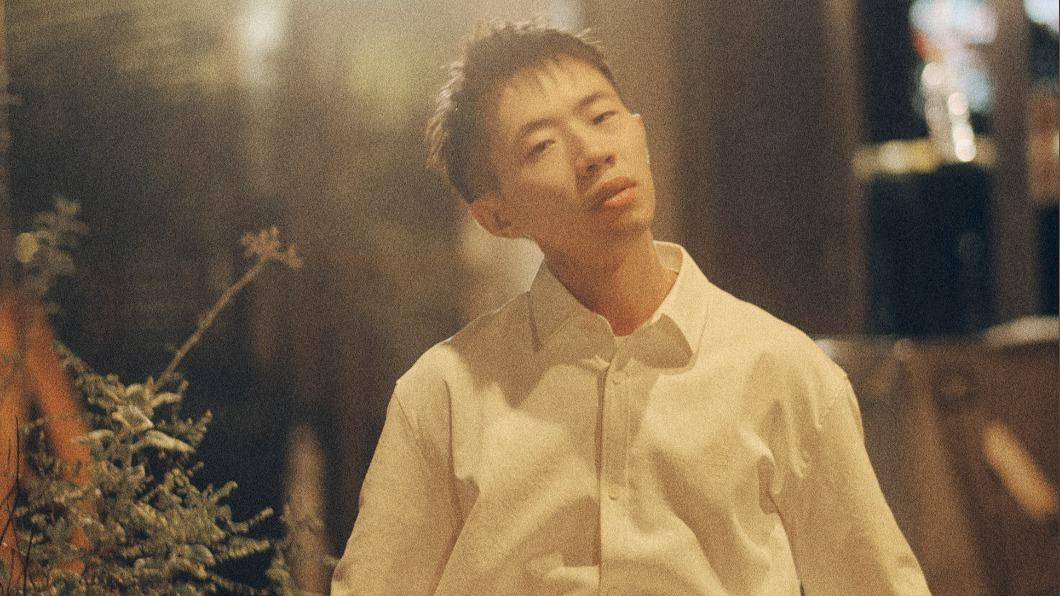 鄭興在25日聖誕節當晚發布〈最笨的思念〉MV。(圖/好的秋工作室提供)