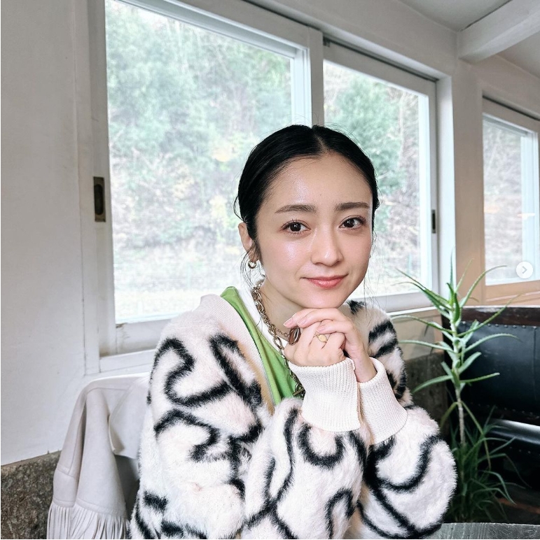 安達祐實擁有「童顏女神」的封號。(圖/翻攝自安達祐實 IG)