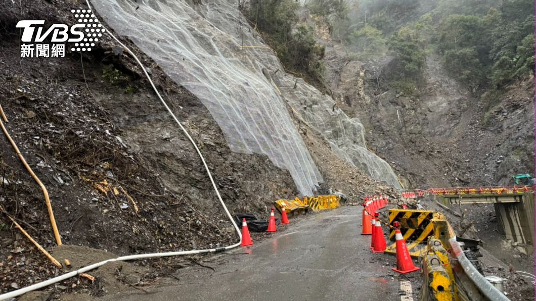 快訊／南投85線平靜橋邊坡落石滾下　道路中斷搶修中
