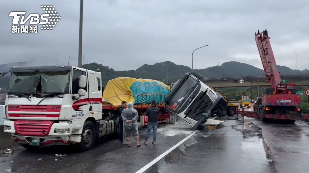 瑞芳台2線3曳引車追撞　2車「傾斜45度」爐石粉撒滿地