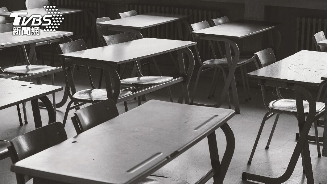 女學生崩潰逃離,並蹲坐在研究室裡痛哭半小時之久。(示意圖/Shutterstock達志影像)