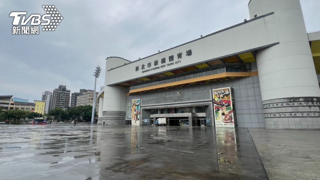 國三生吵架板橋運動場「尬輸贏互毆」 少女被帶回派出所爆哭