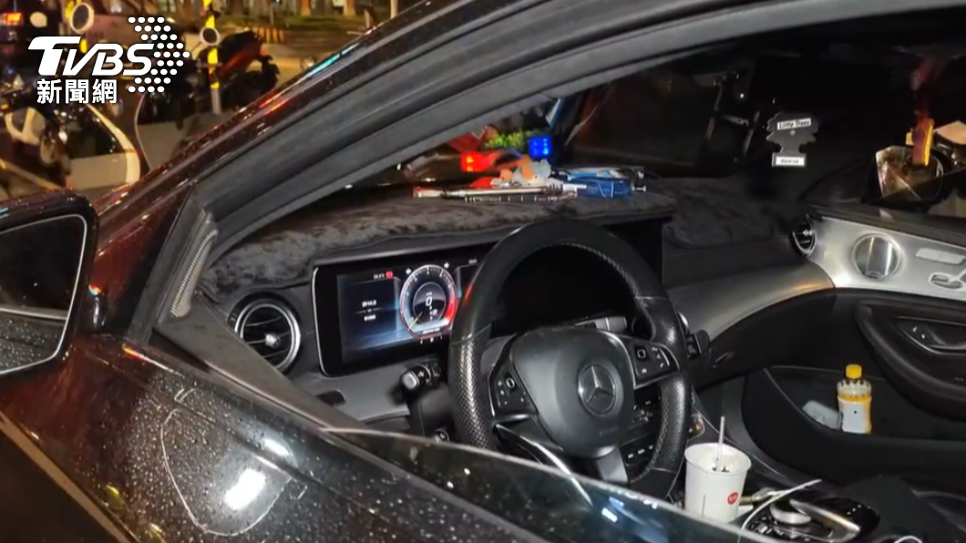 車內飄出濃濃K味。（圖／TVBS）