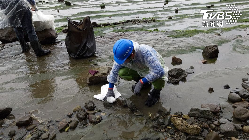 漂來重油染黑北海岸 新北持續公私協力應變除污