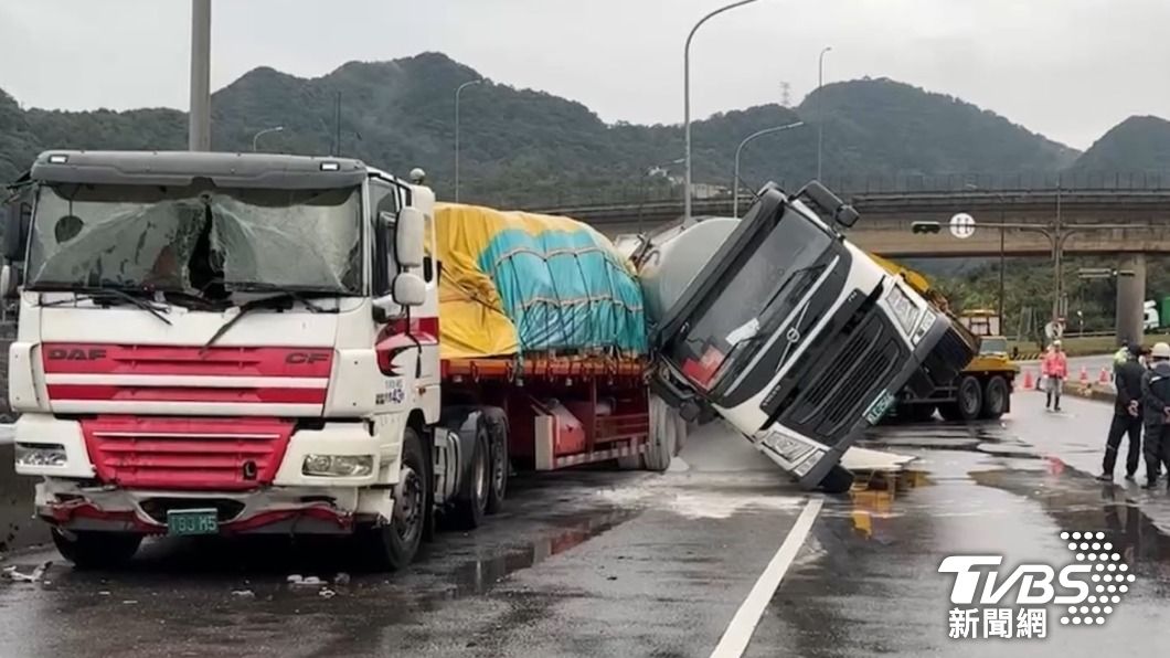 曳引車「連三撞」 濱海公路交通一度受阻