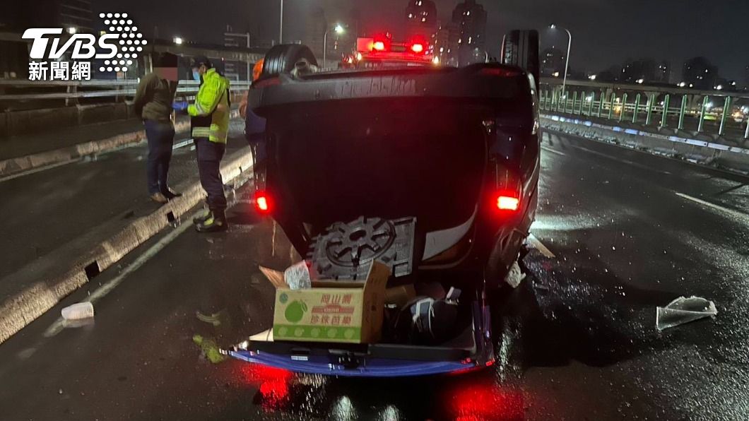 夜太黑、路太滑 新北男中山橋自撞「車翻人爬出無傷」