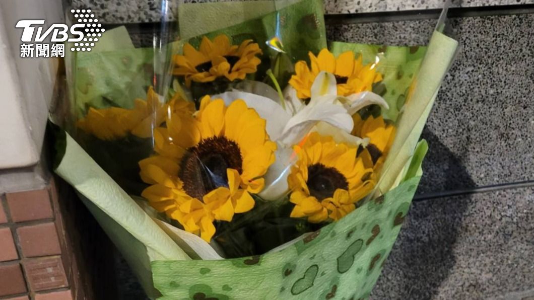 有家長買花束到校園致意 。(圖/民眾提供)