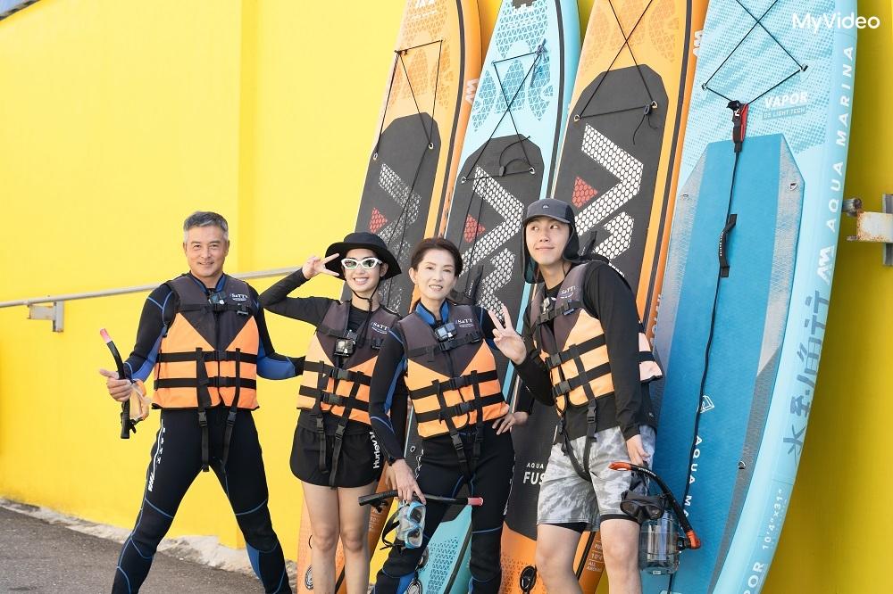 《花甲少年趣旅行6》李銘順(左起)、雷嘉汭、葉全真、蔡凡熙體驗水中活動。(圖/MyVideo提供)