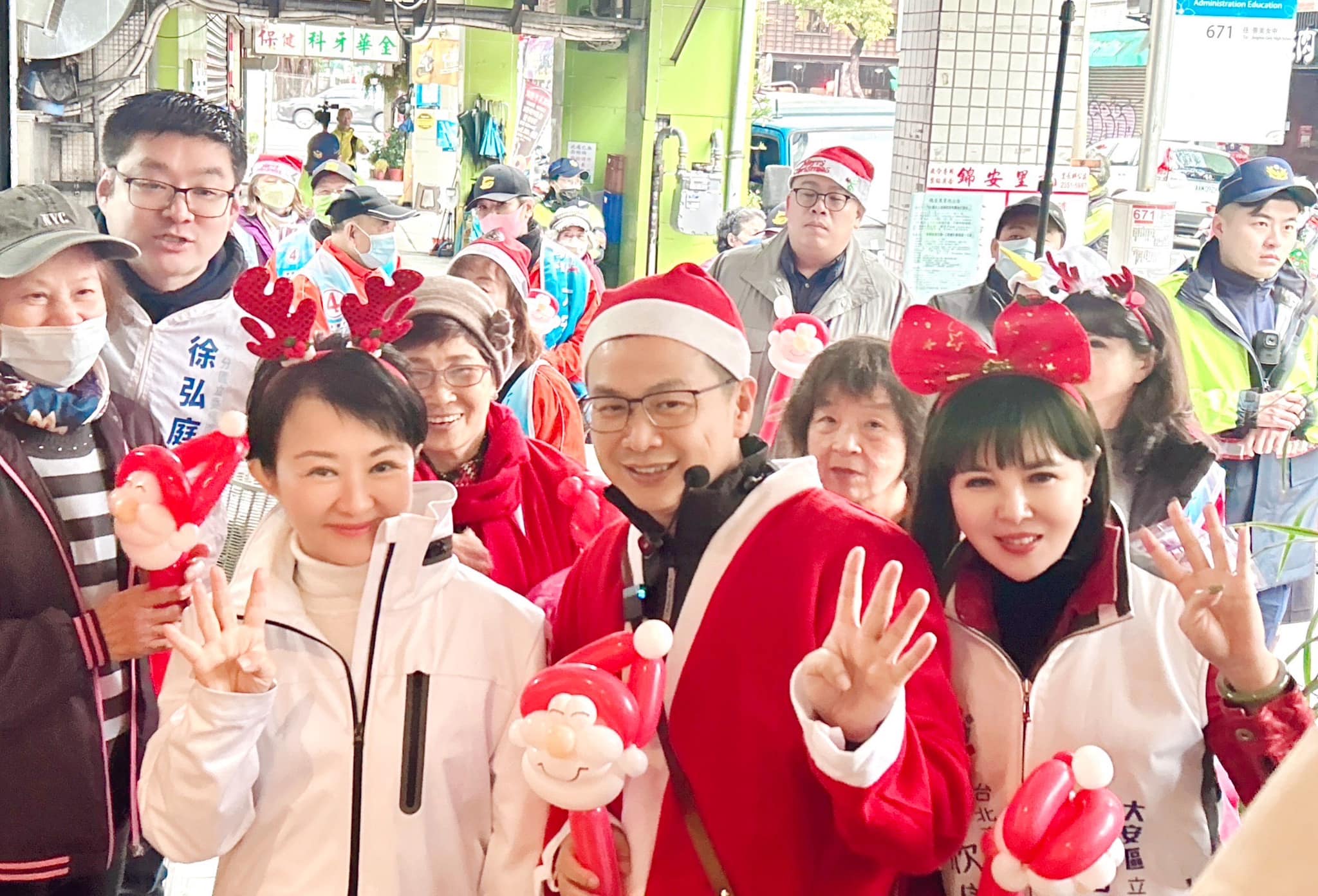 王欣儀(右一)罹癌期間仍國民黨台北市大安區立法委員候選人羅智強(中)輔選。(圖/翻攝王欣儀臉書)