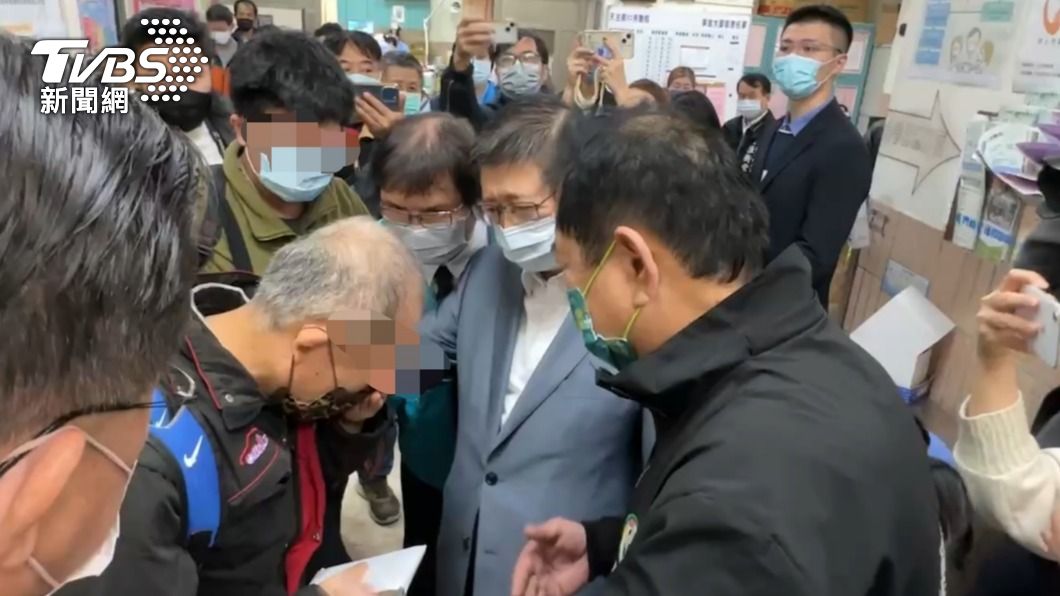 游父一時間還無法接受兒子過世的噩耗。(圖/TVBS)