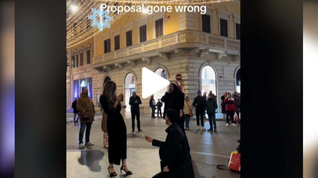 義大利男子在羅馬公開向女友求婚被拒絕，影片卻在TikTok獲得千萬點閱率。（圖／翻攝自TikTok@herclueless）