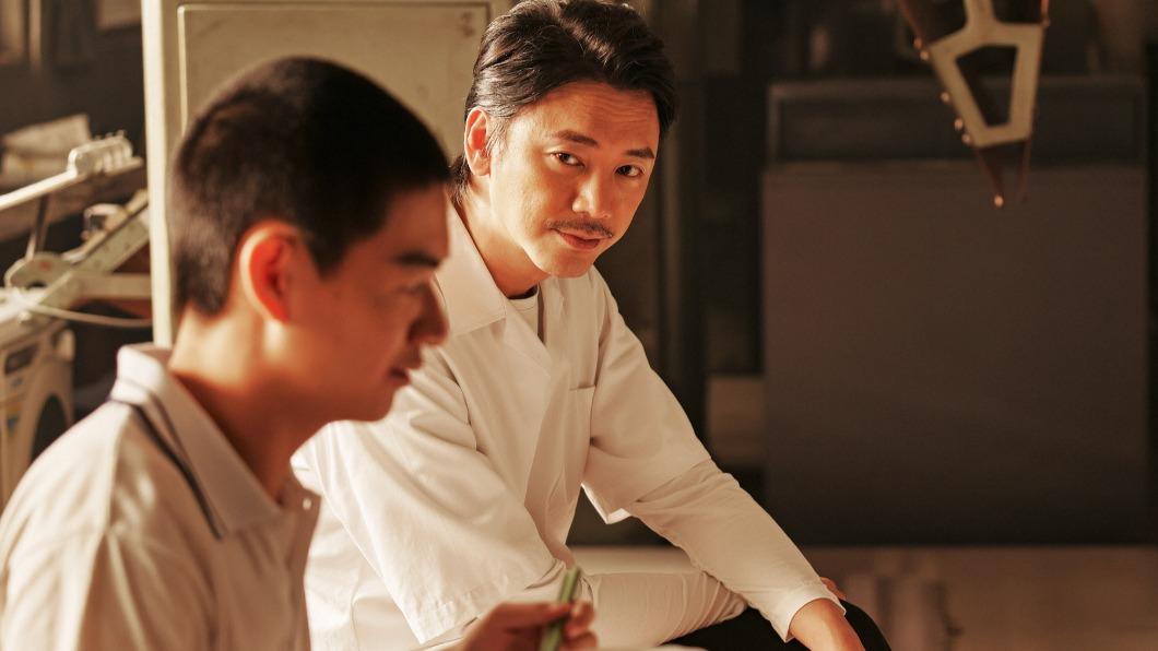 大咖歌手「轉行當理髮師」萬華拜師學藝 現場揮刀氣勢驚人