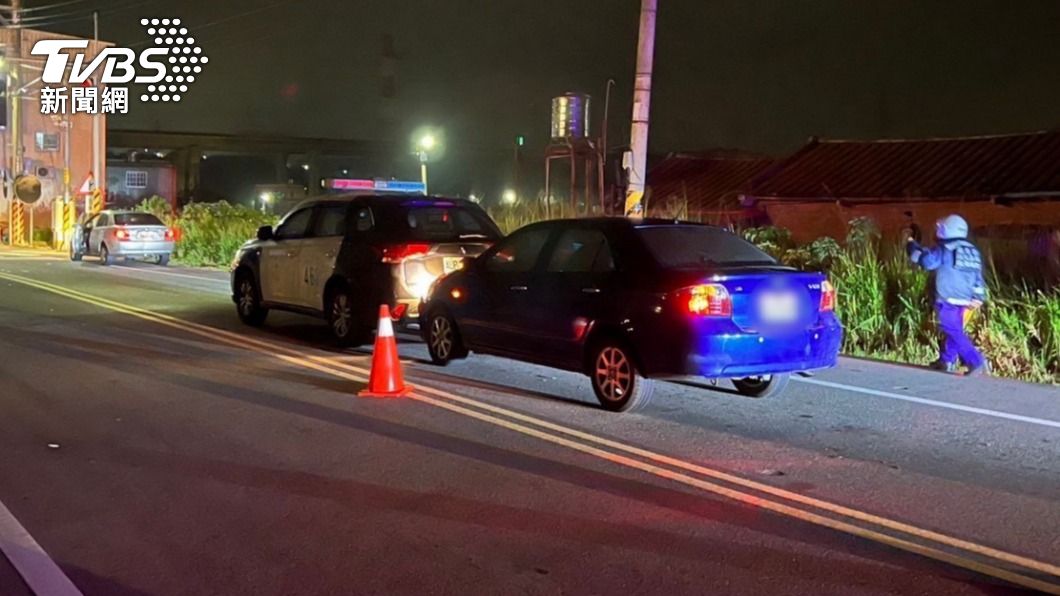 苗栗醉漢自投羅網　警車被他「親一下」還拒捕遭勇警壓制