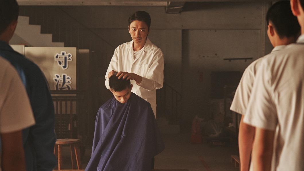歌手信(蘇見信)客串少年監獄理髮師傅「老劉」。(圖/發起日影視提供)