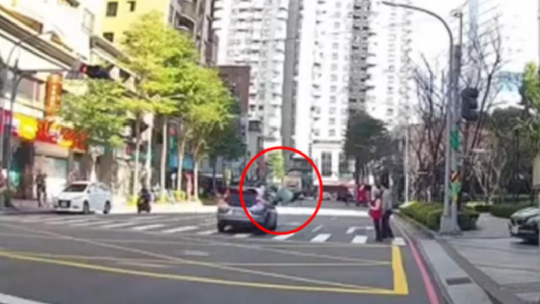 行人遭撞噴飛重摔在地。(圖/翻攝自八卦村)