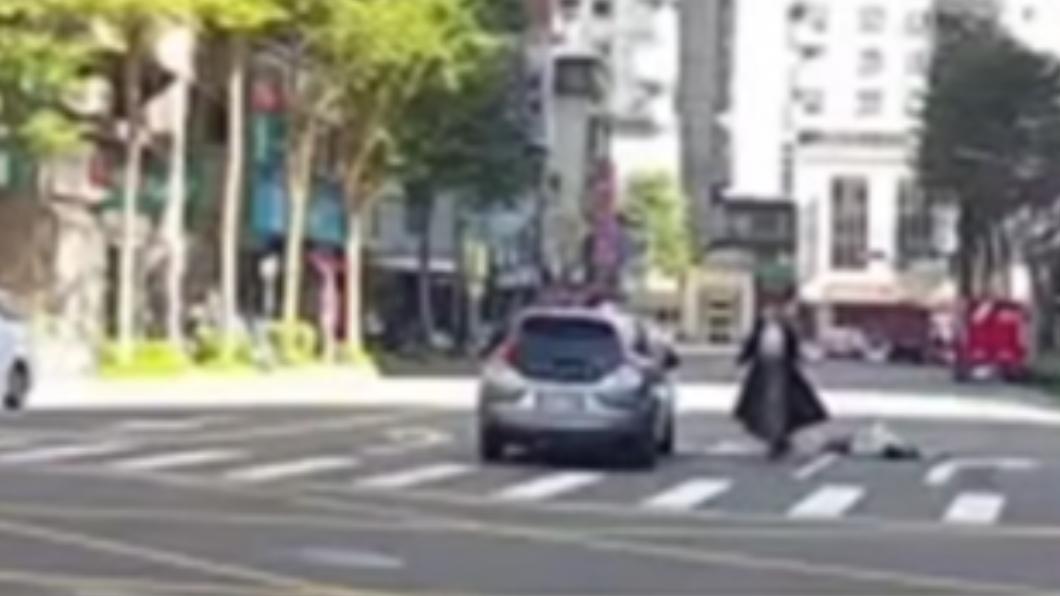 女駕駛發現行人倒臥在地緊急下車。(圖/翻攝自八卦村)
