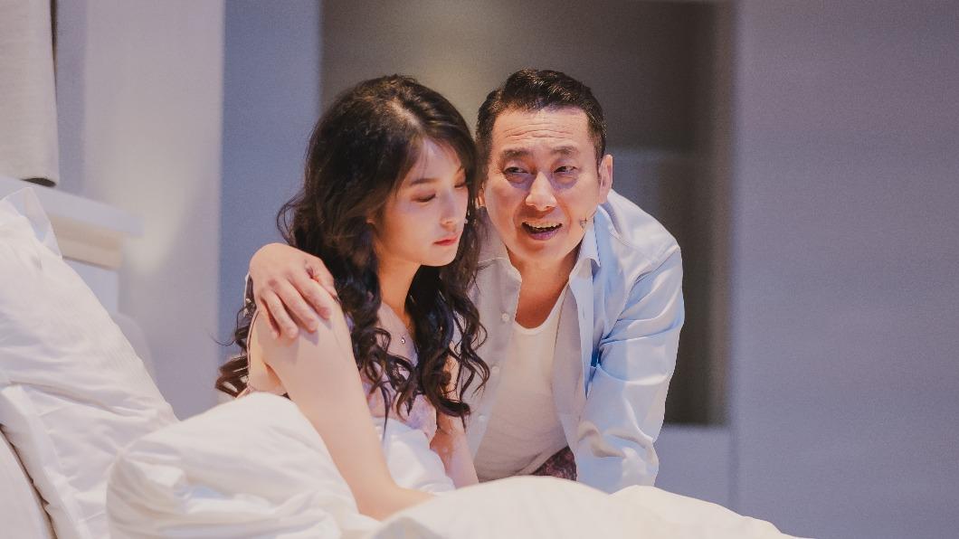 屈中恆和賴雅妍一開場就是床戲。(圖/果陀提供)