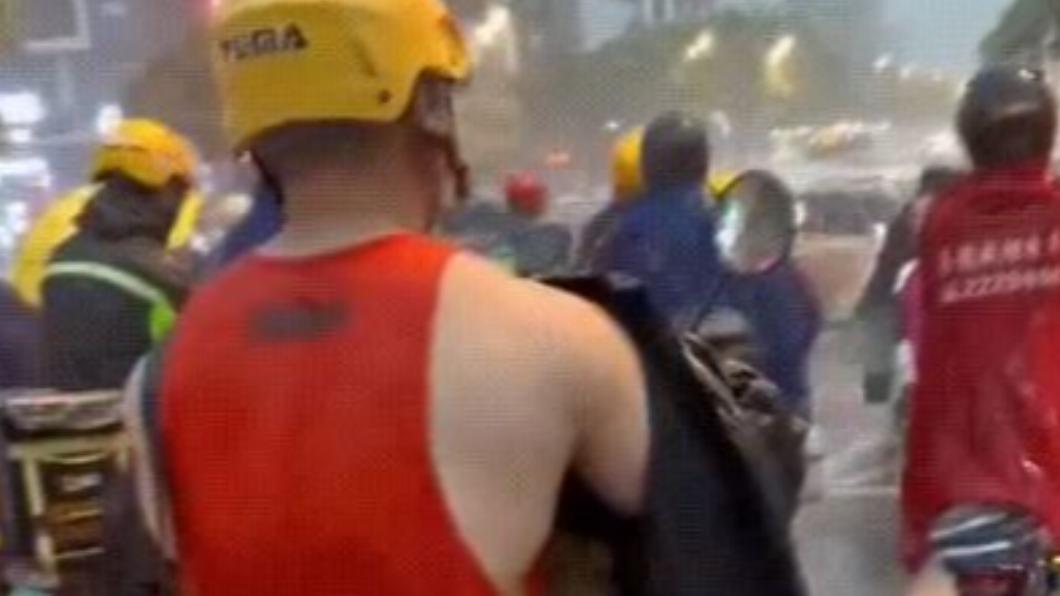 騎士下暴雨反「脫雨衣」!等紅燈見感人一幕 真相曝光:是真愛