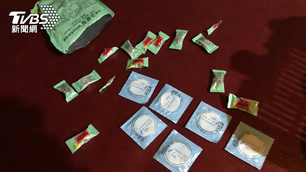 警方現場查扣潤滑液、帳冊、保險套、監視器及現金4800元等證物。（圖／TVBS）