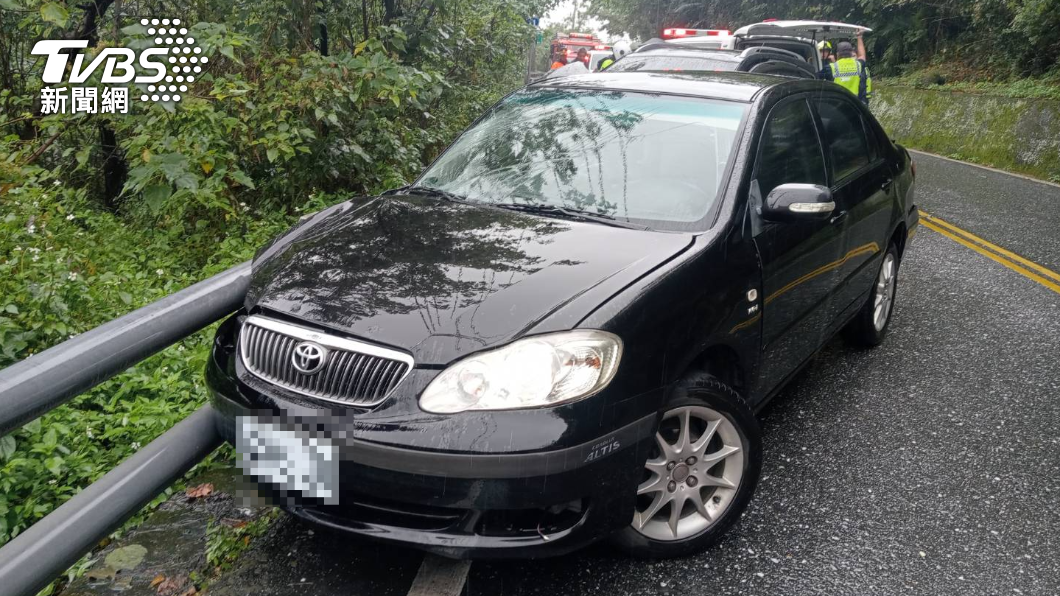 快訊/花蓮台11線車禍 2小客車衝撞護欄1男命危送醫