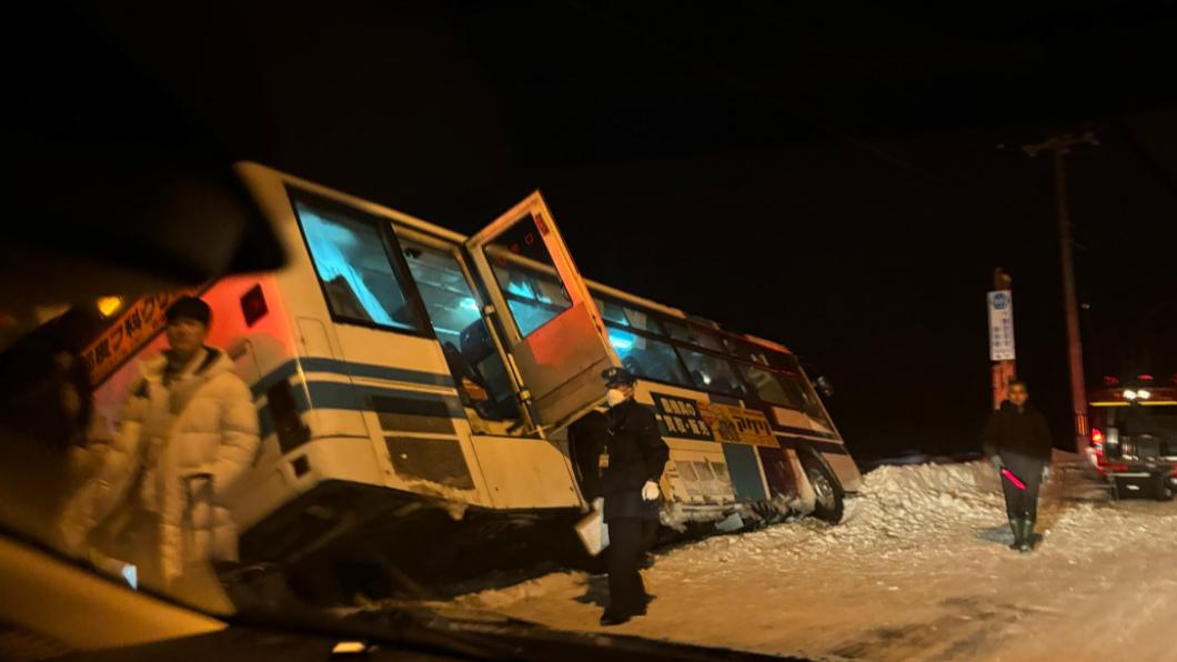 北海道56人公車衝撞陸客搭乘車輛 9人急送醫