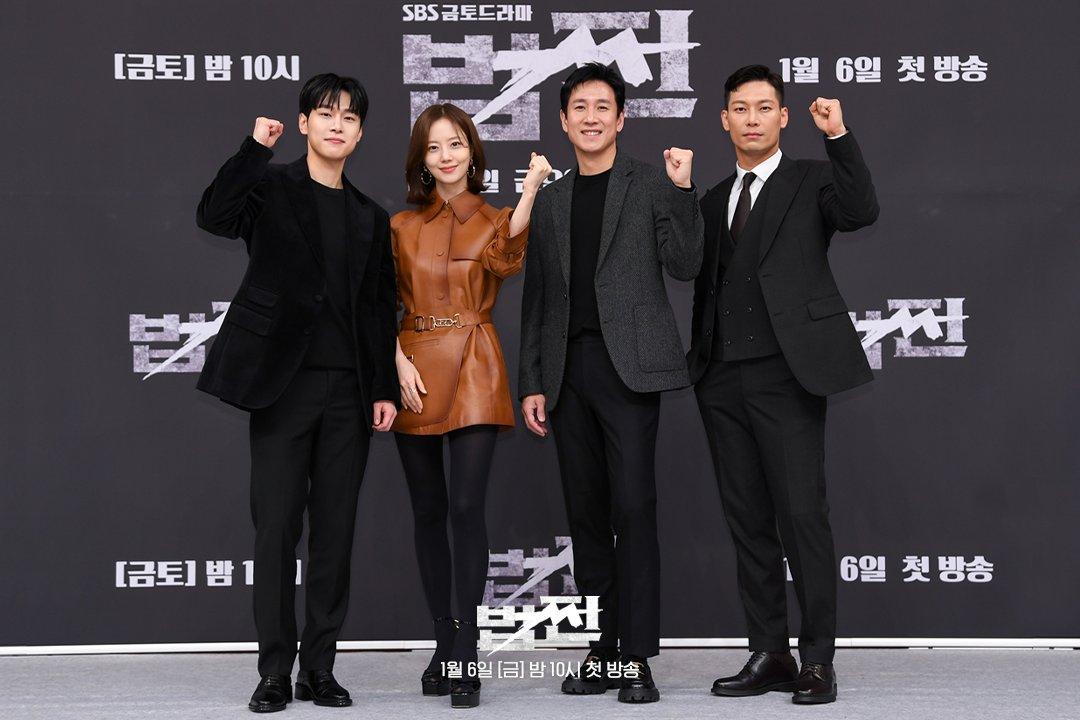 《權貴復仇》的主演為姜有錫、文彩元、李善均與朴勳(左起)等人。(圖/翻攝自SBSNOW推特)