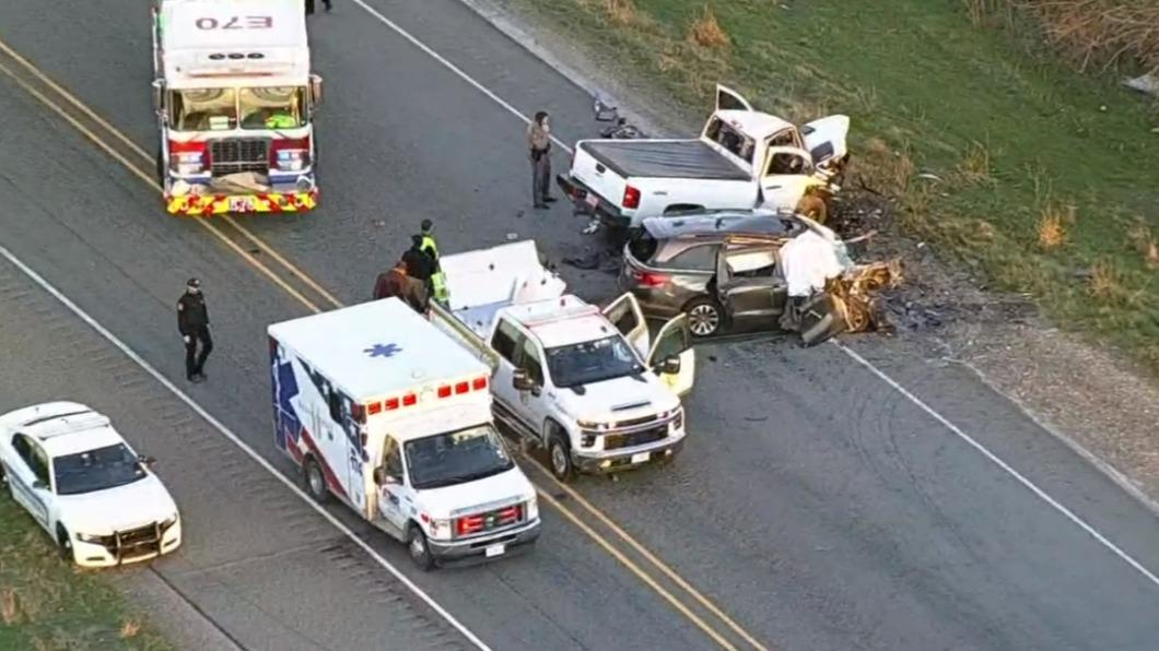 美國德州公路發生誤闖逆向車道，造成嚴重衝撞，釀6人死亡。（圖／翻攝自WFAA新聞影片）