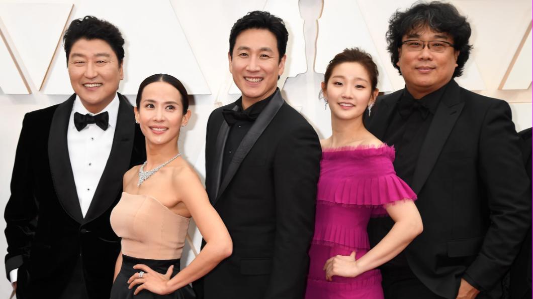 李善均(中)在奧斯卡典禮上燦笑與劇組合照。(圖/翻攝自IMDb)