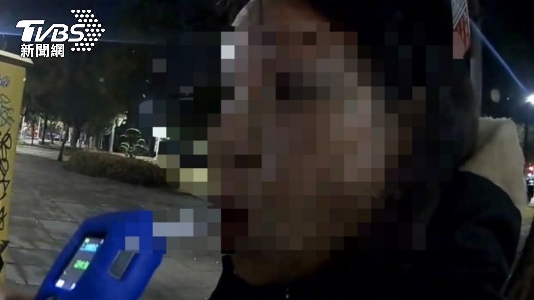 警察將婦人攙扶起來時卻聞到她身上散發出濃濃酒味。（圖／TVBS）
