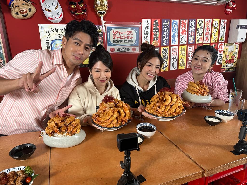 《大胃王來了!》享用台中炸蝦飯,左起)主持人郭彥均、大胃王IVY、大胃王邵阿咩、來賓楊佩潔。(圖/緯來綜合台提供)