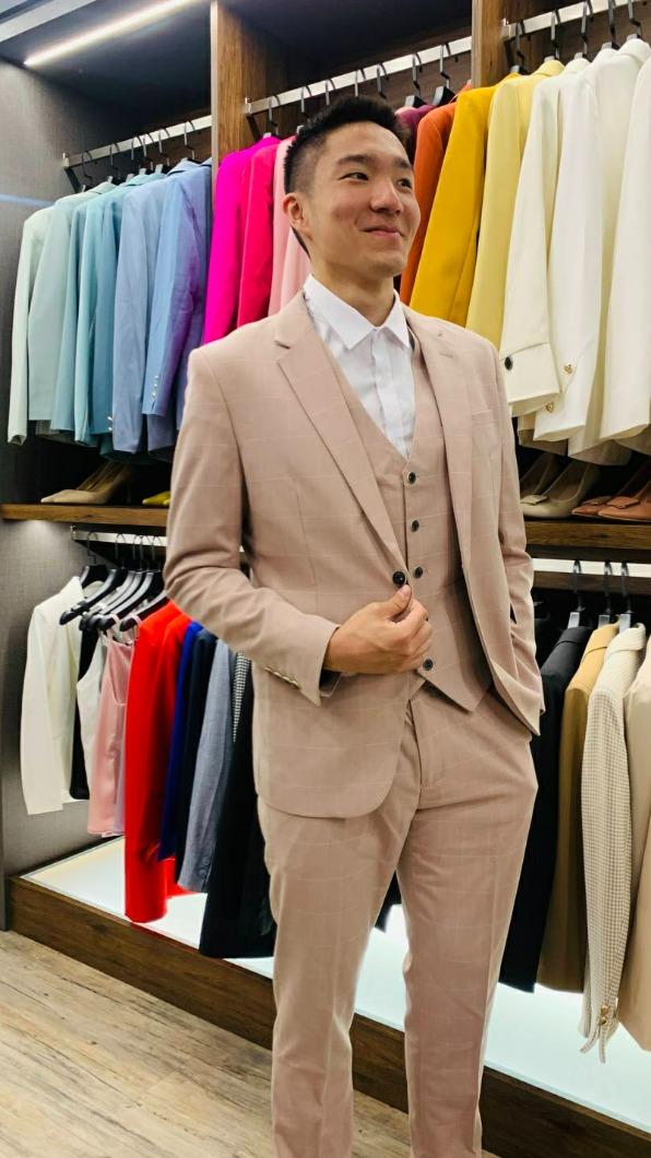 Ethan穿上訂製西服相當帥氣。(圖/岑永康張珮珊窩幸福提供)