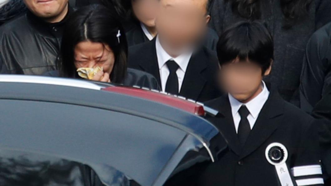 眾星告別李善均…田慧振情緒潰堤淚崩 兒子捧遺照送最後一程
