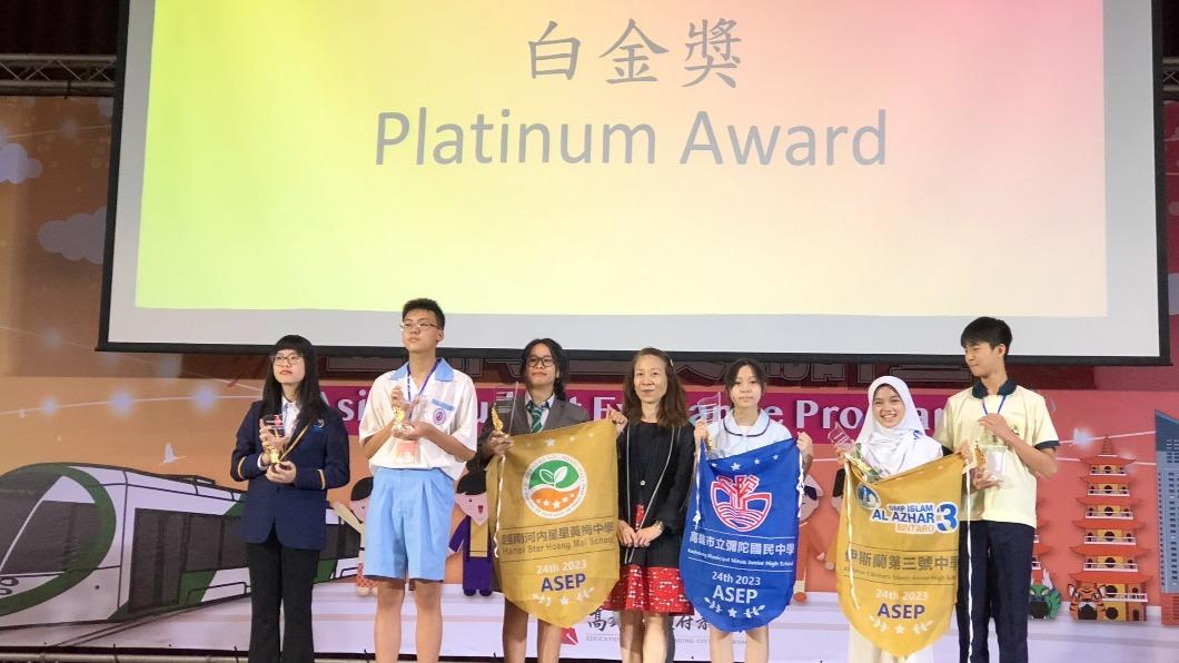台越學生聯手研究教育平權 勇奪最高榮譽白金獎