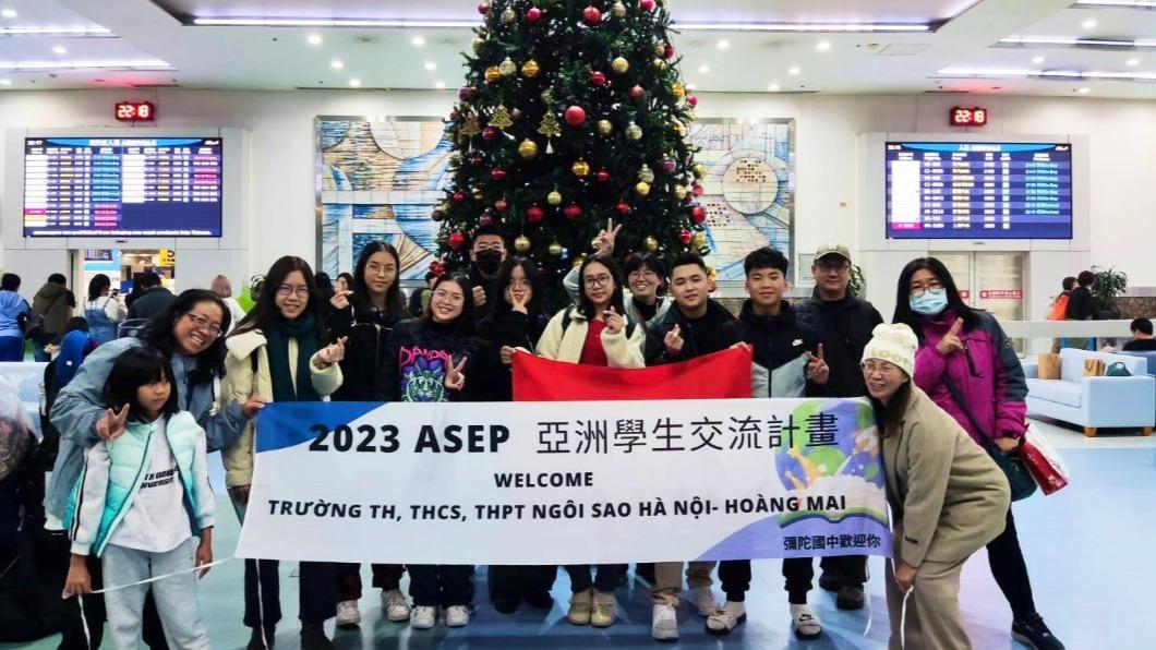 高雄彌陀國中與越南中學合作，共同討論教育平權議題，獲得最高榮譽白金獎。（圖／彌陀國中提供）