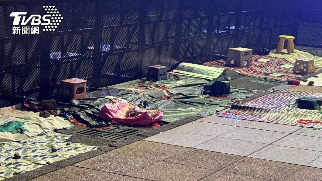 民眾陸陸續續的在舞台周邊擺放起餐墊、紙箱卡位。（圖／民眾授權提供）