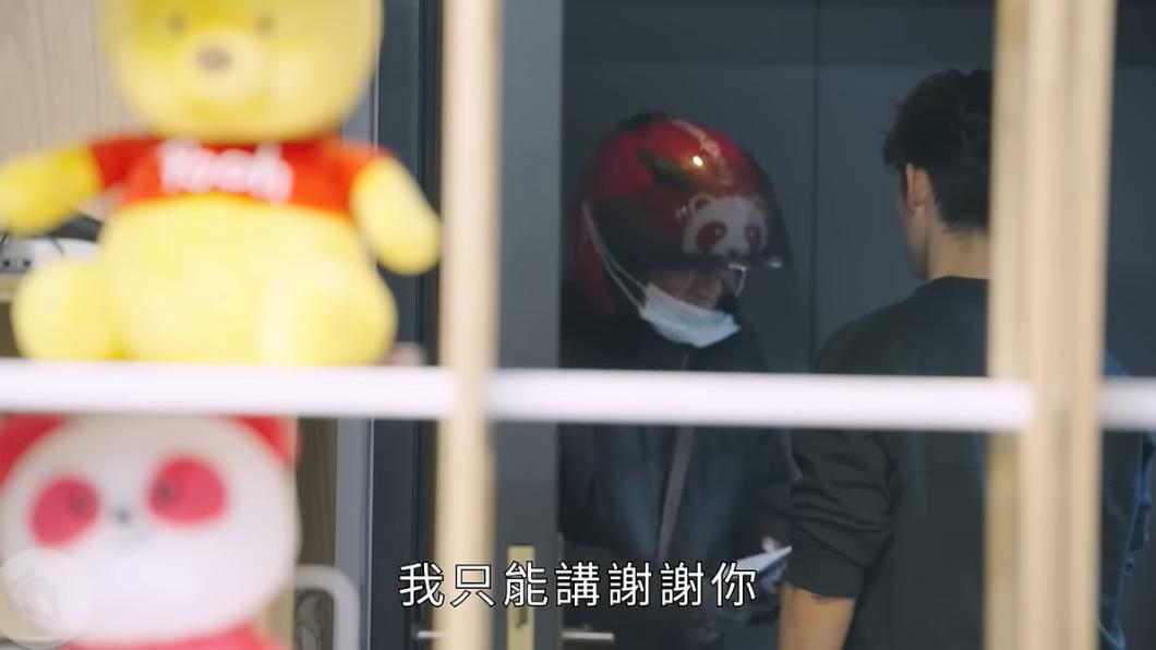 該名外送員自稱是退役飛官，但隨即遭網友踢爆身分造假，空軍單位也回應沒有此人。（圖／翻攝自曾博恩YT頻道）