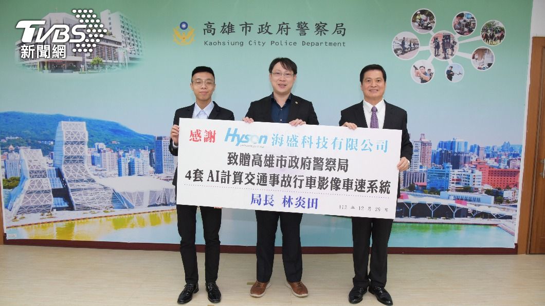 海盛科技致贈AI計算交通事故行車影像車速系統海盛工程師林奕廷(左1)、執行長連唯証(中)。(圖/TVBS)