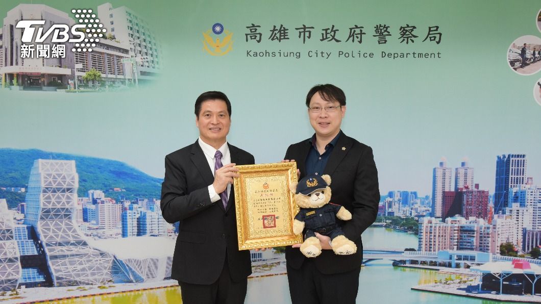 警察局回贈感謝狀及紀念品,局長林炎田(左)、海盛科技執行長連唯証(右)。(圖/TVBS)