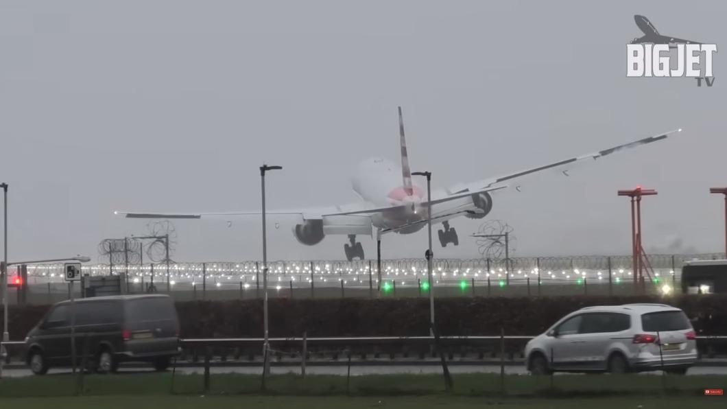 有片/英超級風暴險吹翻777客機!主播驚恐尖叫場面驚險