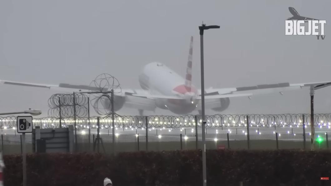 由於風勢過於強勁,飛機一度險些「翹孤輪」。(圖/翻攝自Big Jet TV)