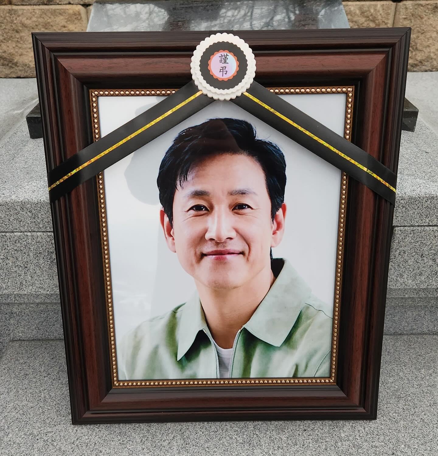 鄭雨盛貼出李善均在墓園的遺照。（圖／翻攝自鄭雨盛IG）
