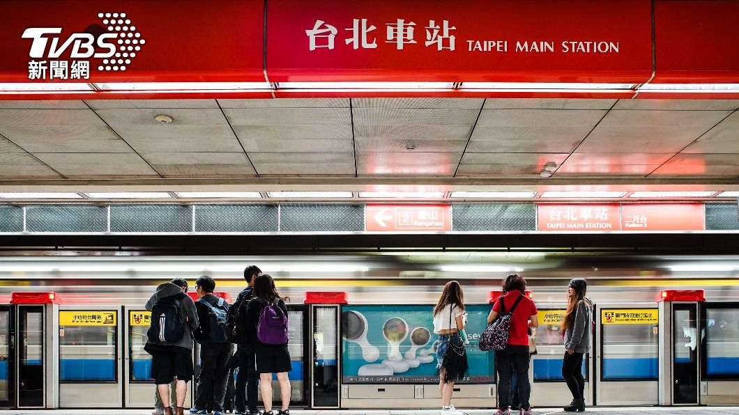 一名女網友在Dcard發文遭中國大陸大媽攻擊。(圖／台北捷運提供)