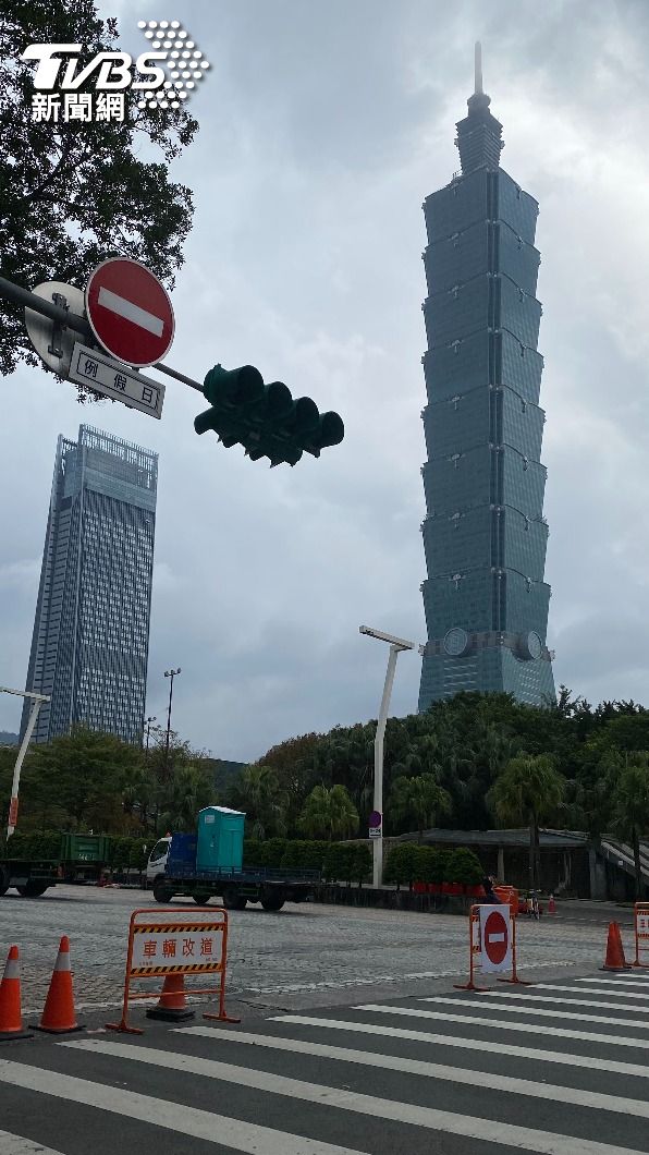 不少民眾會趁跨年到台北101看煙火。(圖/蘇憶歡攝)