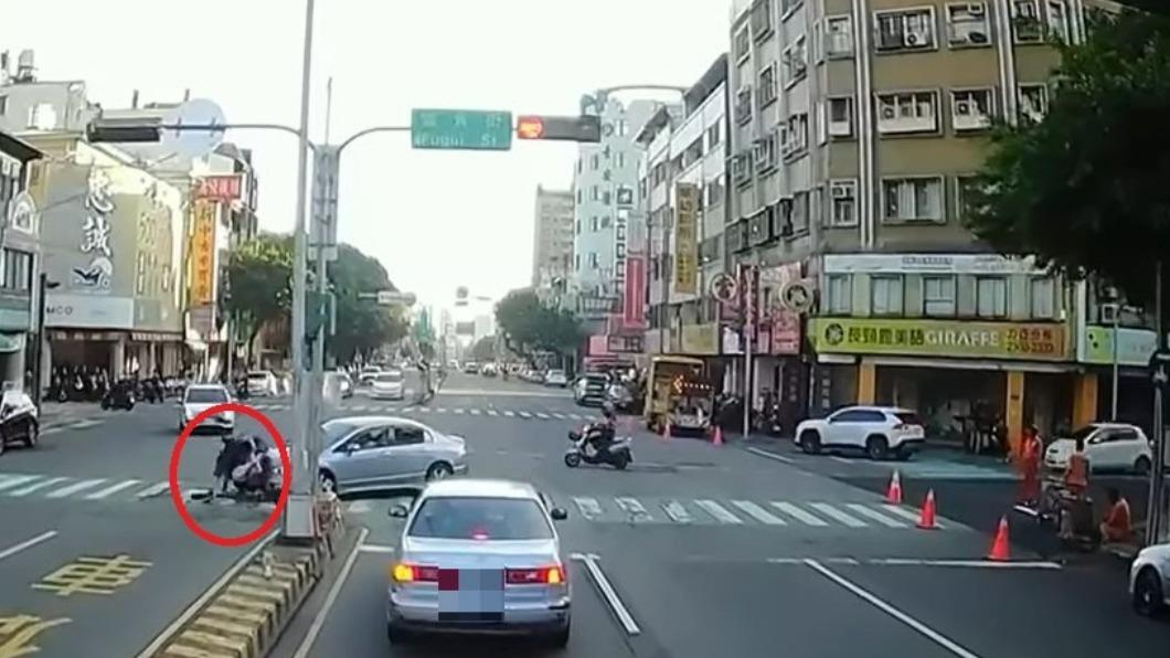 雞腿換的?女駕疑左轉切西瓜 2學童國小旁挨撞倒斑馬線