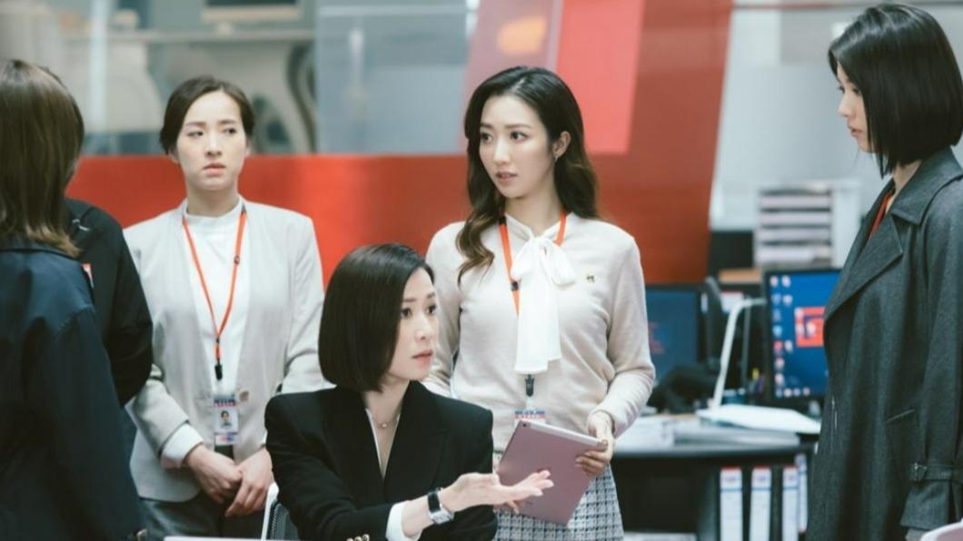 佘詩曼(前中)飾演女主播,為角色下足苦功。 (圖/MyVideo、TVB提供)