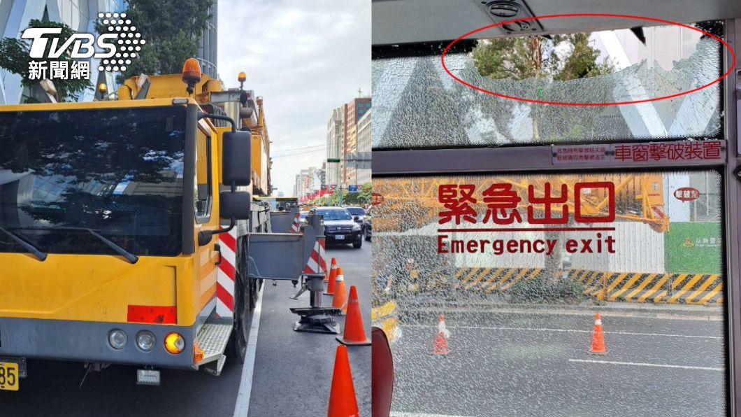 捷運站旁驚悚事故!工程車收吊臂竟「插進公車」玻璃全裂
