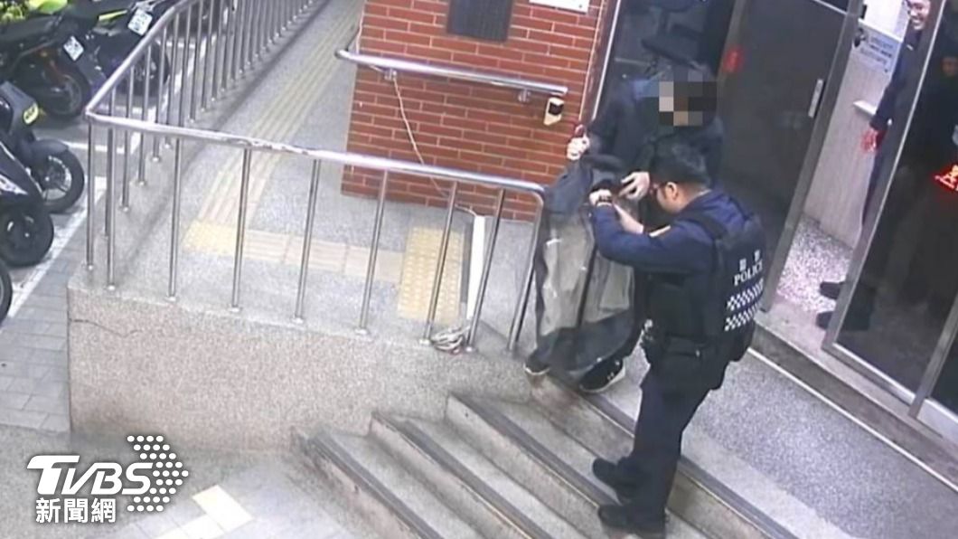 員警順利協助準新郎取回價值萬元的西服。(圖/TVBS)