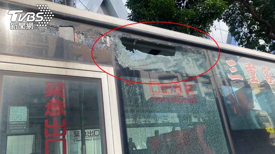 公車左側玻璃破裂。(圖/TVBS)